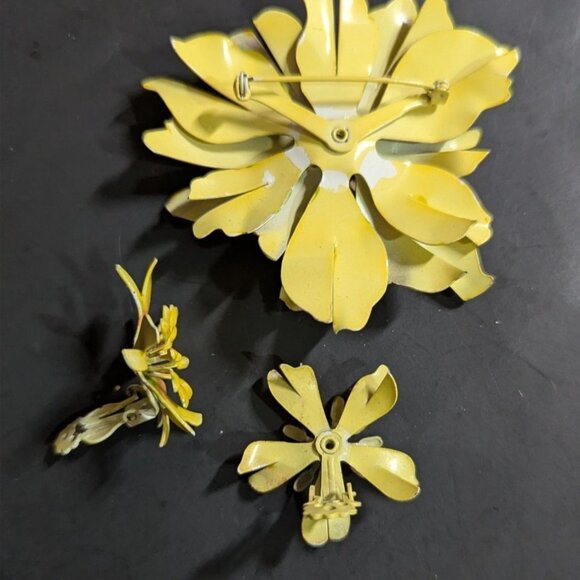 Yellow Enamel Daisy Clip Earrings Brooch Pin Set  Vintage Flower Power Retro - Picture 3 of 7
